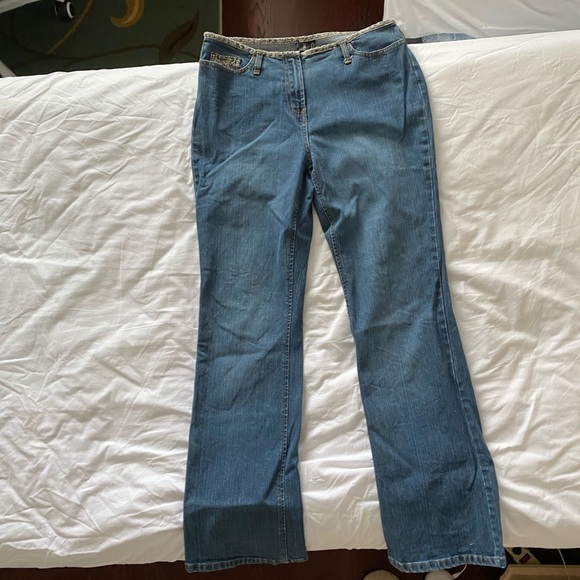 y2k dream jeans <3 cutest swirly pattern on waist.
waist: 15.5”
size 8 - Picture 2 of 3